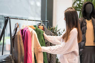 年輕女性逛街選購服裝的全方位指南